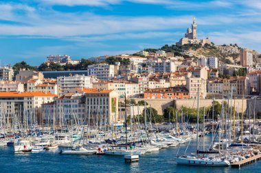 Marseille, Fransa - 12 Temmuz 2014: Hava panoramik görünümü Notre Dame de la Garde ve Marsilya, Fransa eski liman Bazilikası '