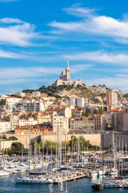 Marseille, Fransa - 12 Temmuz 2014: Hava panoramik görünümü Notre Dame de la Garde ve Marsilya, Fransa eski liman Bazilikası '