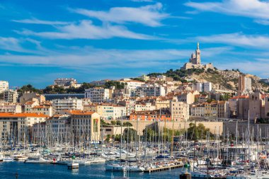 Marseille, Fransa - 12 Temmuz 2014: Hava panoramik görünümü Notre Dame de la Garde ve Marsilya, Fransa eski liman Bazilikası '