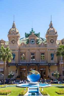 Monte Carlo - 17 Temmuz 2014: Monako'daki Monte Carlo'da 17 Temmuz 2014 bir yaz günü Grand casino