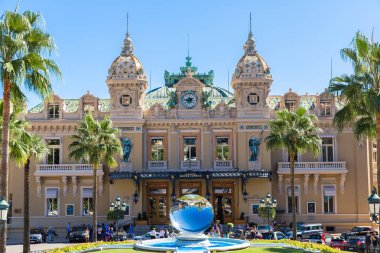 Monte Carlo - 17 Temmuz 2014: Monako'daki Monte Carlo'da 17 Temmuz 2014 bir yaz günü Grand casino