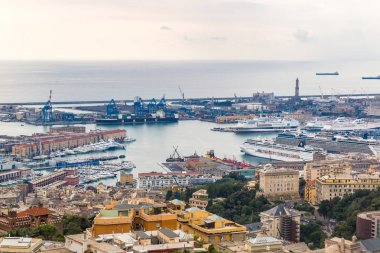 Genoa, İtalya - 11 Ağustos 2014: Panoramik liman Cenova bir yaz günü, İtalya