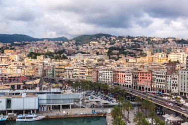 Genoa, İtalya - 11 Ağustos 2014: Panoramik liman Cenova bir yaz günü, İtalya
