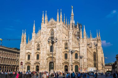 Milan, İtalya - 12 Temmuz 2015: Ünlü Milano Katedrali'ne, bir güzel yaz günü 12 Temmuz 2015 yılında Duomo Milan, İtalya.