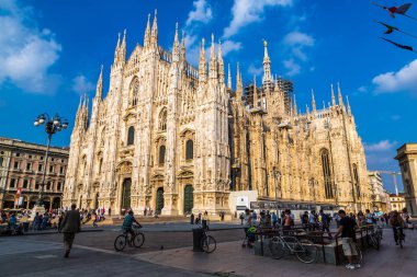 Milan, İtalya - 12 Temmuz 2015: Ünlü Milano Katedrali'ne, bir güzel yaz günü 12 Temmuz 2015 yılında Duomo Milan, İtalya.