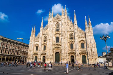 Milan, İtalya - 12 Temmuz 2015: Ünlü Milano Katedrali'ne, bir güzel yaz günü 12 Temmuz 2015 yılında Duomo Milan, İtalya.