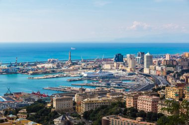 Genoa, İtalya - 11 Ağustos 2014: Panoramik liman Cenova bir yaz günü, İtalya