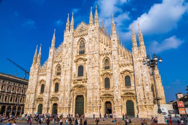 Milan, İtalya - 12 Temmuz 2015: Ünlü Milano Katedrali'ne, bir güzel yaz günü 12 Temmuz 2015 yılında Duomo Milan, İtalya.