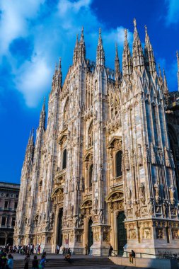 Milan, İtalya - 12 Temmuz 2015: Ünlü Milano Katedrali'ne, bir güzel yaz günü 12 Temmuz 2015 yılında Duomo Milan, İtalya.