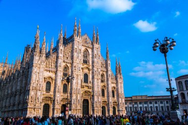 Milan, İtalya - 12 Temmuz 2015: Ünlü Milano Katedrali'ne, bir güzel yaz günü 12 Temmuz 2015 yılında Duomo Milan, İtalya.