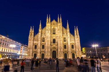 Milan, İtalya - 12 Temmuz 2014: Ünlü Milano Katedrali'ne, 12 Temmuz 2014 güzel yaz gecesi içinde Duomo Milan, İtalya.