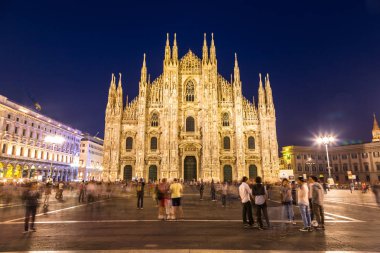 Milan, İtalya - 12 Temmuz 2014: Ünlü Milano Katedrali'ne, 12 Temmuz 2014 güzel yaz gecesi içinde Duomo Milan, İtalya.
