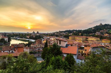 Verona, İtalya - 25 Temmuz 2014: Panoramik Verona günbatımı, İtalya