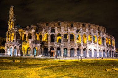 Rome, İtalya - 12 Temmuz 2014: Bir yaz gecesi, Colosseum Roma, İtalya