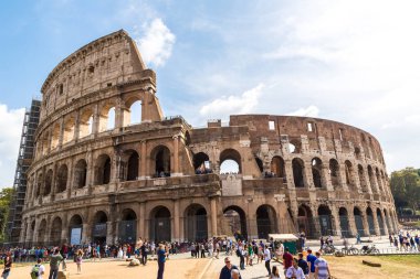 Roma, İtalya - 12 Temmuz 2014: Colosseum bir ana turistik cazibe Roma'da bir yaz günü İtalya üzerinde 12 Temmuz 2014 olduğunu