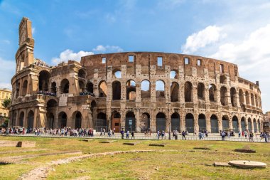 Roma, İtalya - 12 Temmuz 2014: Colosseum bir ana turistik cazibe Roma'da bir yaz günü İtalya üzerinde 12 Temmuz 2014 olduğunu