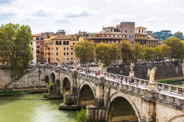 Rome, İtalya - 12 Temmuz 2014: Panoramik görünümünün Roma, İtalya Sant Angelo'nun köprünün üzerinde