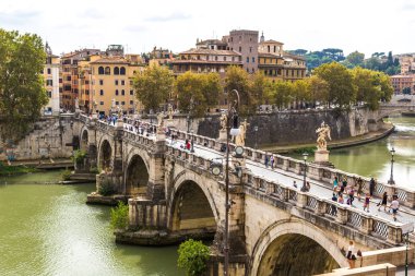 Rome, İtalya - 11 Temmuz 2014: Panoramik görünümünün Roma, İtalya Sant Angelo'nun köprünün üzerinde
