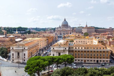 Rome, İtalya - 12 Temmuz 2014: Basilica of St. Peter bir yaz günü içinde Vatikan içinde