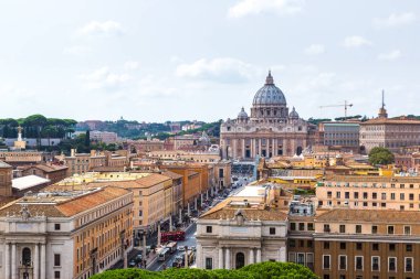 Rome, İtalya - 12 Temmuz 2014: Basilica of St. Peter bir yaz günü içinde Vatikan içinde