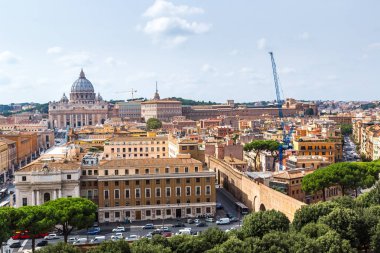 Rome, İtalya - 12 Temmuz 2014: Basilica of St. Peter bir yaz günü içinde Vatikan içinde