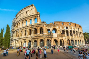 Roma, İtalya - 11 Temmuz 2014: Colosseum bir ana turistik cazibe Roma'da bir yaz günü İtalya üzerinde 12 Temmuz 2014 olduğunu