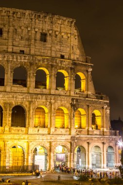 Rome, İtalya - 12 Temmuz 2014: Bir yaz gecesi, Colosseum Roma, İtalya