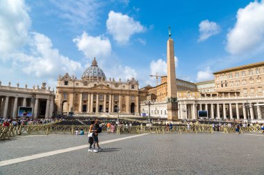 Rome, İtalya - 12 Temmuz 2014: Basilica of Saint Peter bir yaz günü 12 Temmuz 2014 yılında Vatikan'da Vatikan, Vatikan içinde