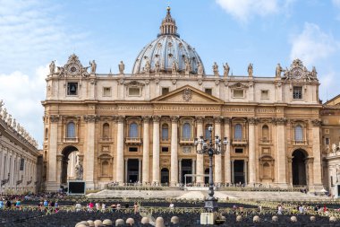 Rome, İtalya - 12 Temmuz 2014: Basilica of Saint Peter bir yaz günü Vatikan'da içinde