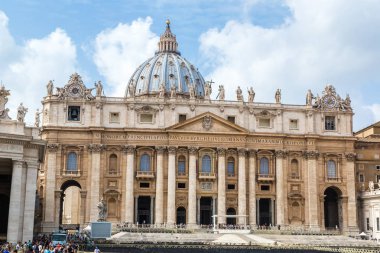 Rome, İtalya - 12 Temmuz 2014: Basilica of Saint Peter bir yaz günü 12 Temmuz 2014 yılında Vatikan'da Vatikan, Vatikan içinde