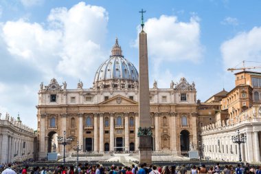 Rome, İtalya - 12 Temmuz 2014: Basilica of Saint Peter bir yaz günü 12 Temmuz 2014 yılında Vatikan'da Vatikan, Vatikan içinde