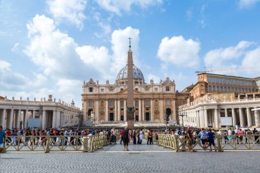 Rome, İtalya - 12 Temmuz 2014: Basilica of Saint Peter bir yaz günü 12 Temmuz 2014 yılında Vatikan'da Vatikan, Vatikan içinde