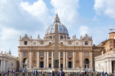 Rome, İtalya - 12 Temmuz 2014: Basilica of Saint Peter bir yaz günü 12 Temmuz 2014 yılında Vatikan'da Vatikan, Vatikan içinde