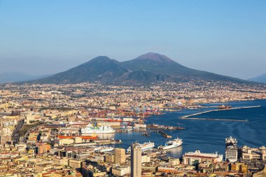 Naples, İtalya - 19 Ağustos 2014: Napoli (Naples) ve gün batımında arka planda bir yaz günü, İtalya, Campania bölgesinin en bilinen Vezüv Yanardağı