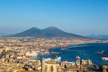 Naples, İtalya - 19 Ağustos 2014: Napoli (Naples) ve gün batımında arka planda bir yaz günü, İtalya, Campania bölgesinin en bilinen Vezüv Yanardağı