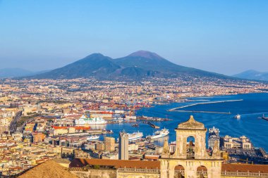 Naples, İtalya - 19 Ağustos 2014: Napoli (Naples) ve gün batımında arka planda bir yaz günü, İtalya, Campania bölgesinin en bilinen Vezüv Yanardağı