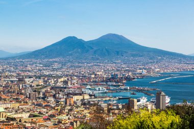 Naples, İtalya - 19 Ağustos 2014: Napoli (Naples) ve gün batımında arka planda bir yaz günü, İtalya, Campania bölgesinin en bilinen Vezüv Yanardağı