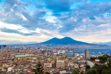 Naples, İtalya - 19 Ağustos 2014: Napoli (Naples) ve gün batımında arka planda bir yaz günü, İtalya, Campania bölgesinin en bilinen Vezüv Yanardağı