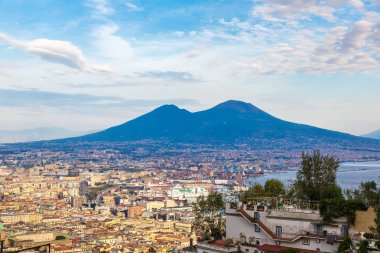 Naples, İtalya - 19 Ağustos 2014: Napoli (Naples) ve gün batımında arka planda bir yaz günü, İtalya, Campania bölgesinin en bilinen Vezüv Yanardağı