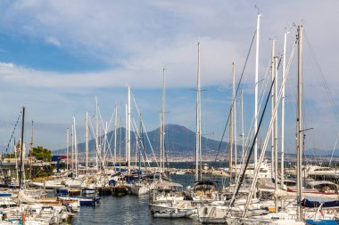 Naples, İtalya - 19 Ağustos 2014: Napoli (Naples) ve gün batımında arka planda bir yaz günü, İtalya, Campania bölgesinin en bilinen Vezüv Yanardağı