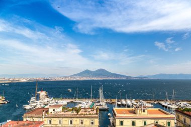Naples, İtalya - 19 Ağustos 2014: Napoli (Naples) ve gün batımında arka planda bir yaz günü, İtalya, Campania bölgesinin en bilinen Vezüv Yanardağı