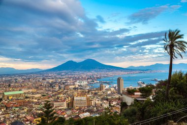 Naples, İtalya - 19 Ağustos 2014: Napoli (Naples) ve gün batımında arka planda bir yaz günü, İtalya, Campania bölgesinin en bilinen Vezüv Yanardağı