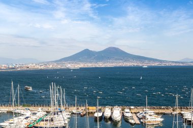 Naples, İtalya - 19 Ağustos 2014: Napoli (Naples) ve gün batımında arka planda bir yaz günü, İtalya, Campania bölgesinin en bilinen Vezüv Yanardağı