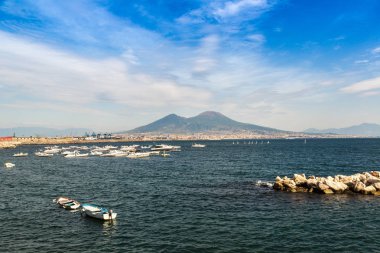 Naples, İtalya - 19 Ağustos 2014: Vezüv Yanardağı içinde bir yaz günü Körfez Napoli, İtalya