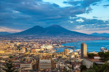 Naples, İtalya - 19 Ağustos 2014: Napoli (Naples) ve gün batımında arka planda bir yaz günü, İtalya, Campania bölgesinin en bilinen Vezüv Yanardağı