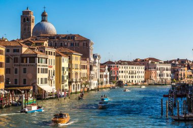 Venice, İtalya - 18 Haziran 2014: Gondol Venedik, bir güzel yaz günü İtalya 18 Haziran Canal Grande üzerinde