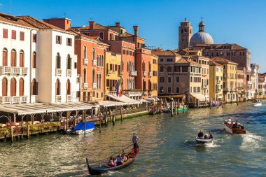 Venice, İtalya - 18 Haziran 2014: Gondol Venedik, bir güzel yaz günü İtalya 18 Haziran Canal Grande üzerinde