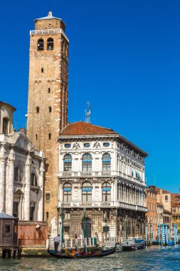 Venice, İtalya - 18 Haziran 2014: Gondol Venedik, bir güzel yaz günü İtalya 18 Haziran Canal Grande üzerinde