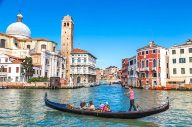Venice, İtalya - 18 Haziran 2014: Gondol Venedik, bir güzel yaz günü İtalya 18 Haziran Canal Grande üzerinde
