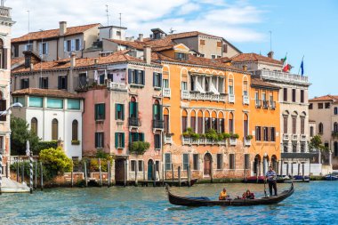 Venice, İtalya - 18 Haziran 2014: Gondol Venedik, bir güzel yaz günü İtalya 18 Haziran Canal Grande üzerinde